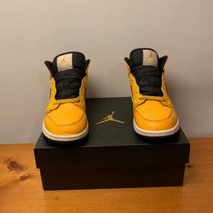 Jordan 1 Mid University Gold SZ3.5 Y